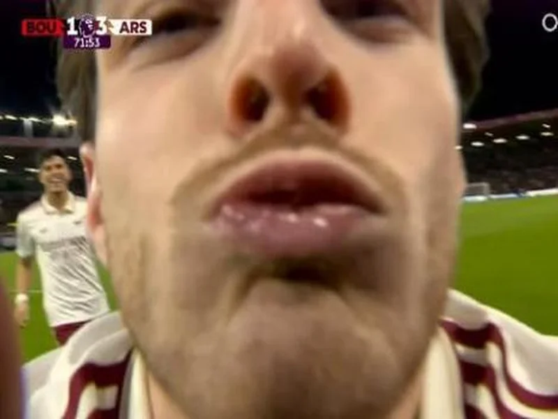 小雷：摄像机都是口水，得管你收费了！赖斯：只是轻吻了一下😂